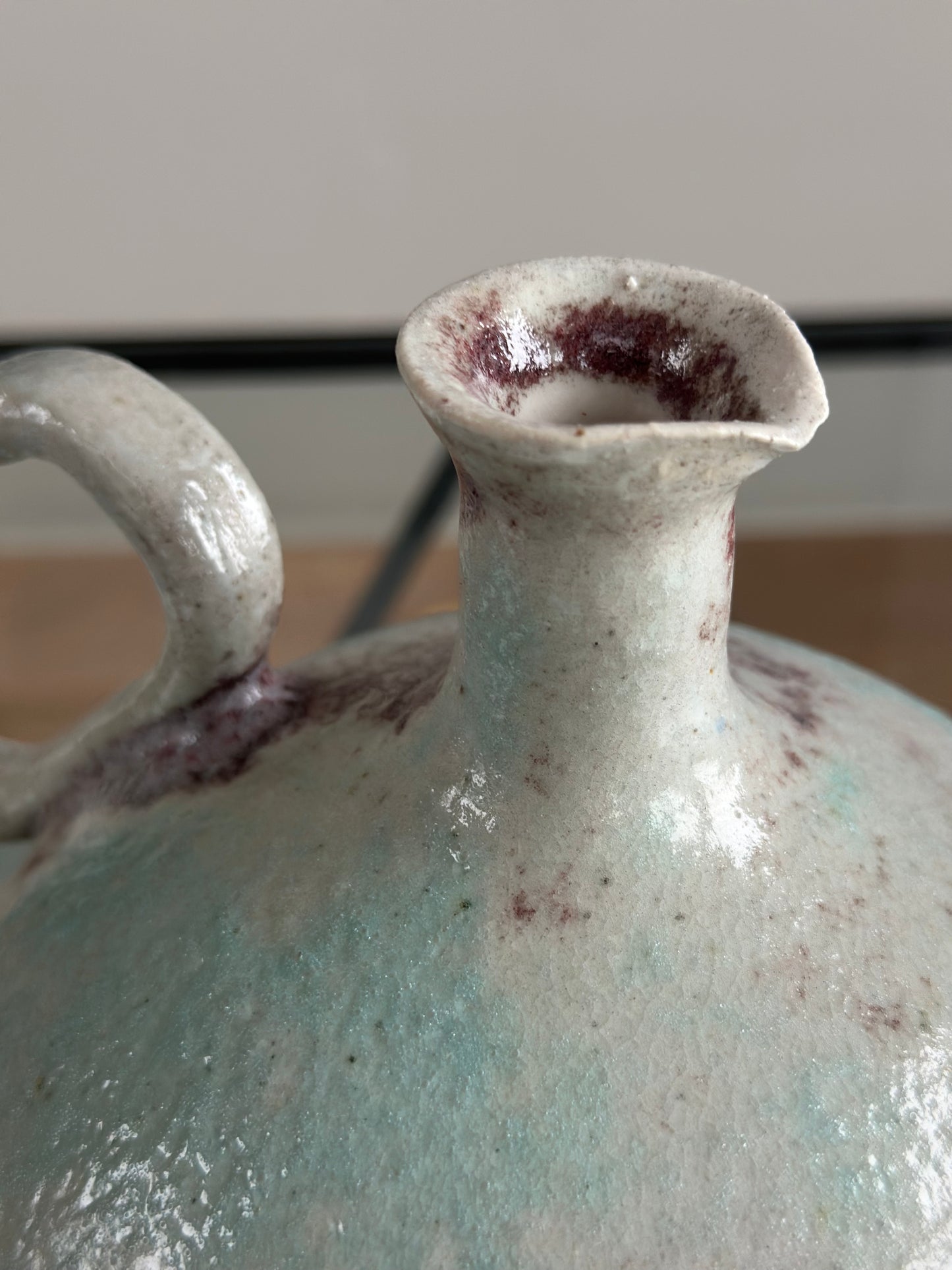 Bulging belly water carafe