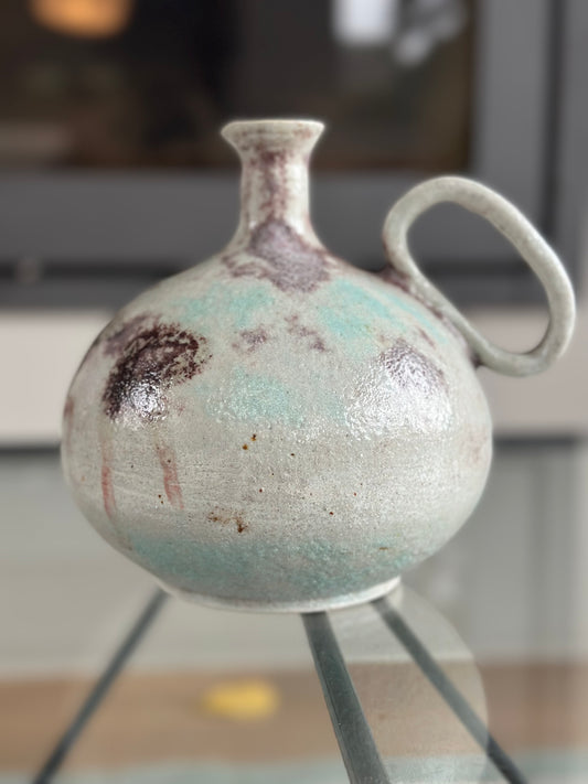 Bulging belly water carafe