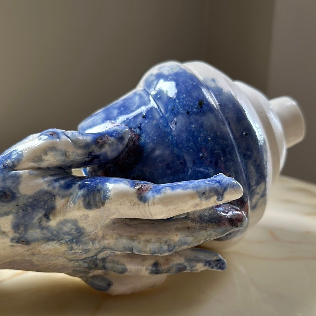 Hold the vase - Caimo Ceramics