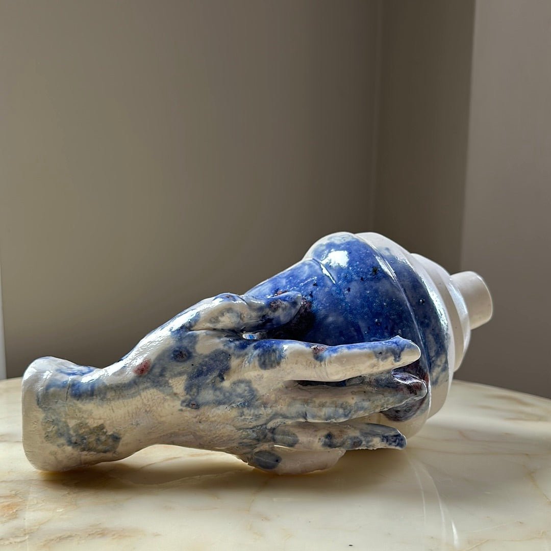 Hold the vase - Caimo Ceramics