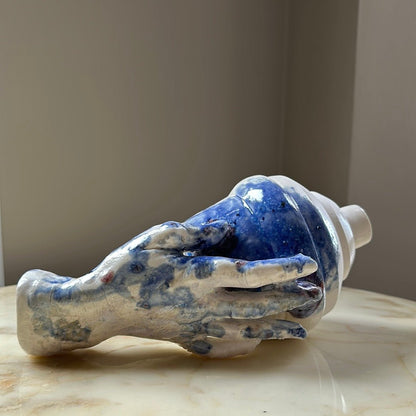 Hold the vase - Caimo Ceramics