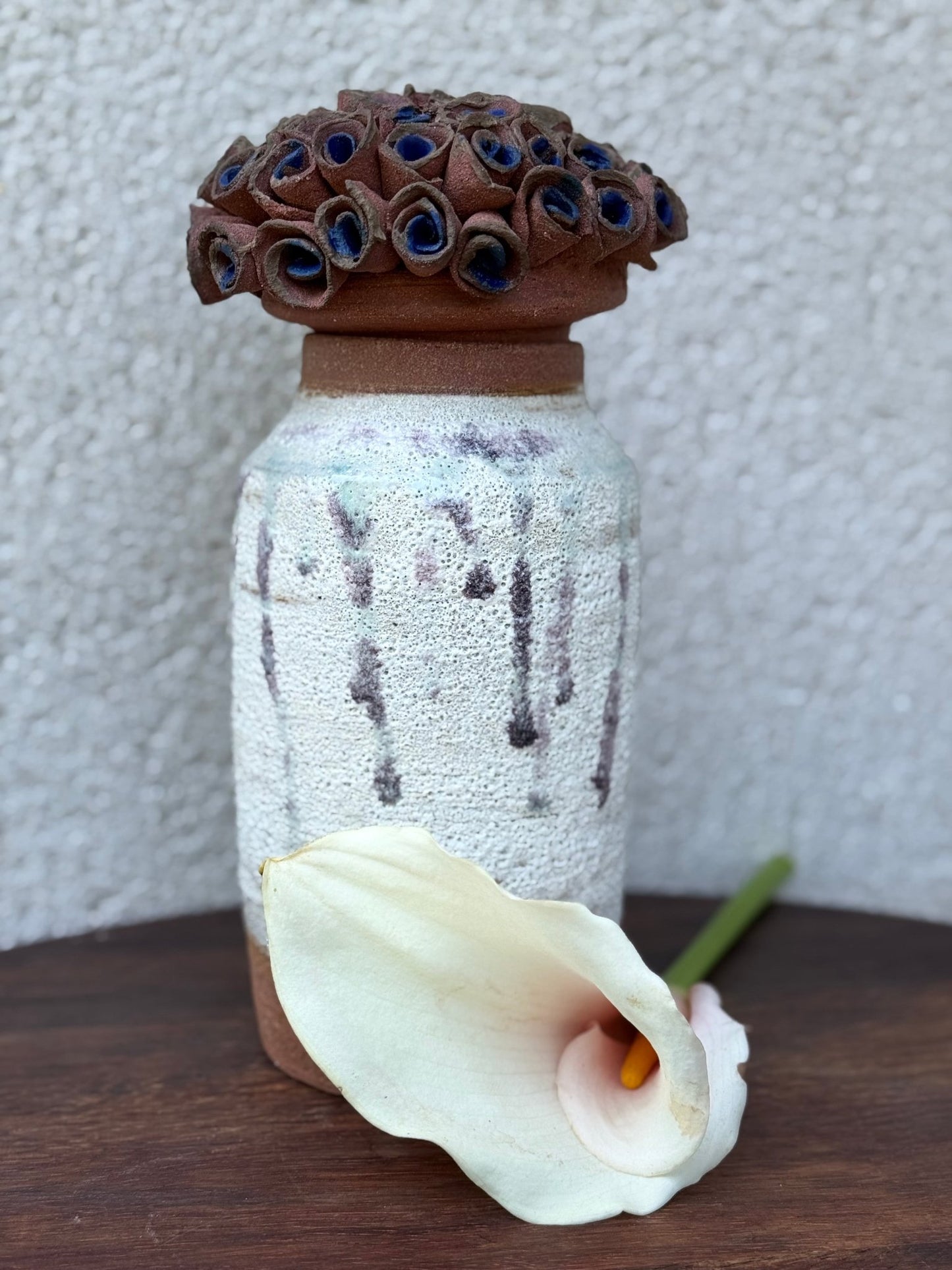 Pot in bloom - Caimo Ceramics